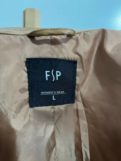 Chaqueta de cuero sintético ocre para mujer - miniatura 2