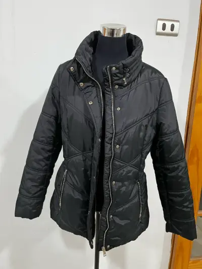 Chaqueta acolchada negra Sfera Basic para mujer - miniatura 1