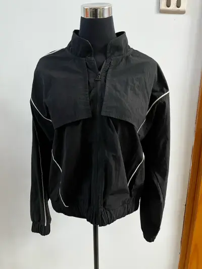 Chaqueta cortaviento negra Ellesse para mujer - miniatura 1