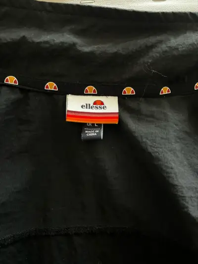 Chaqueta cortaviento negra Ellesse para mujer - miniatura 2