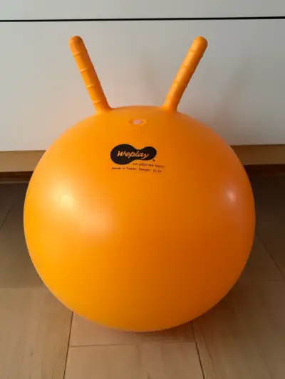 Pelota saltarina Weplay naranja con asas - miniatura 1