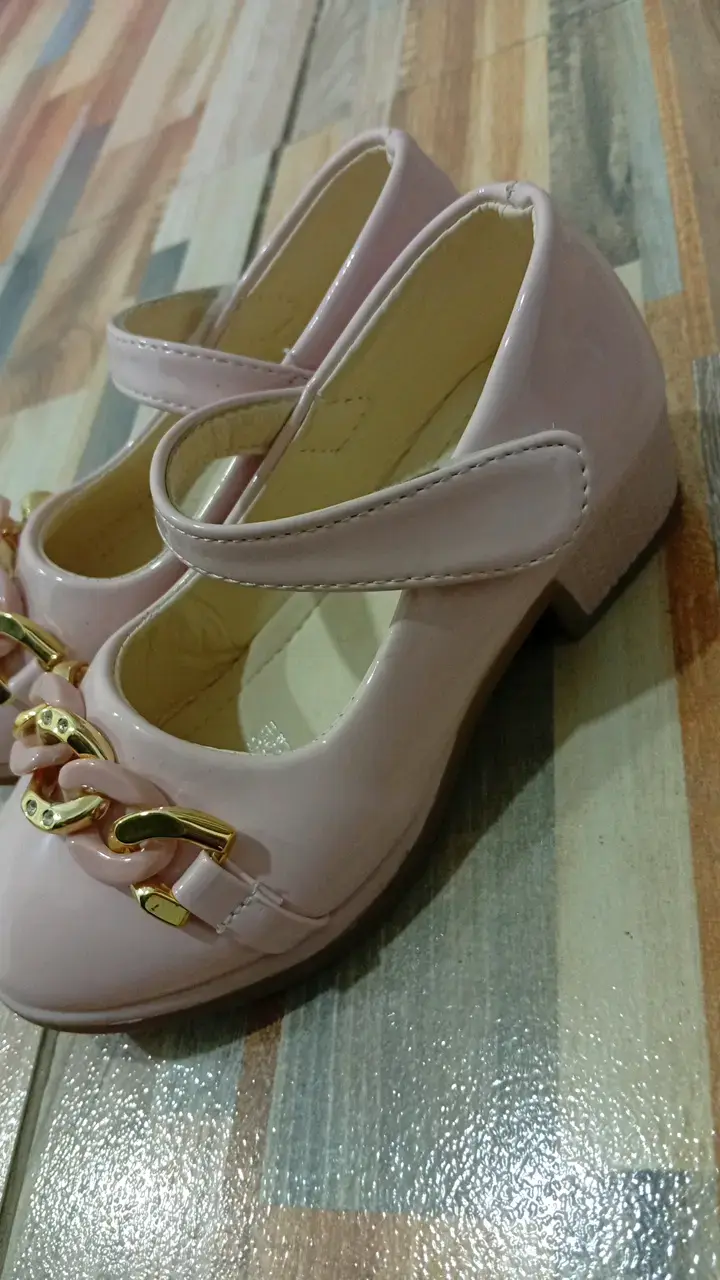 Zapatos de niña rosados con cadena dorada - 1