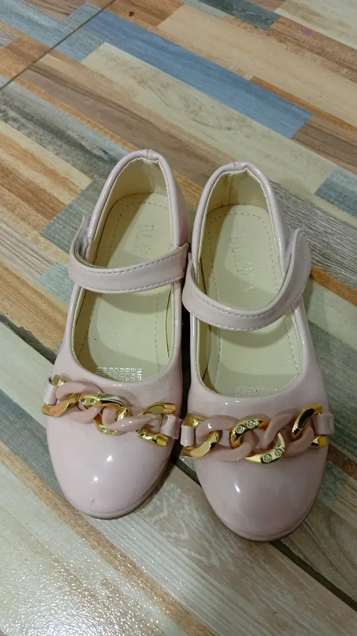 Zapatos de niña rosados con cadena dorada - 2