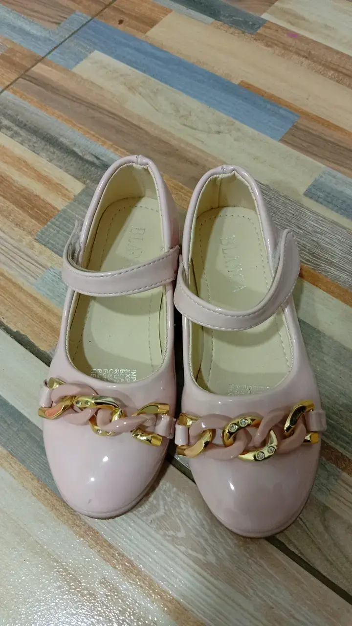 Zapatos de niña rosados con cadena dorada - 3