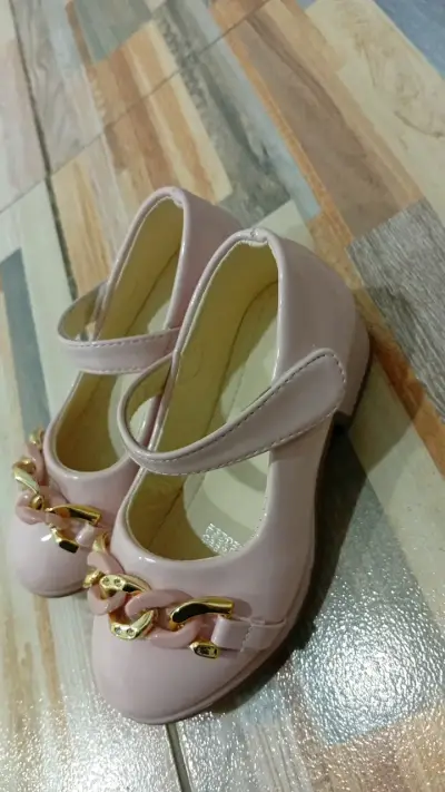 Zapatos de niña rosados con cadena dorada - miniatura 4