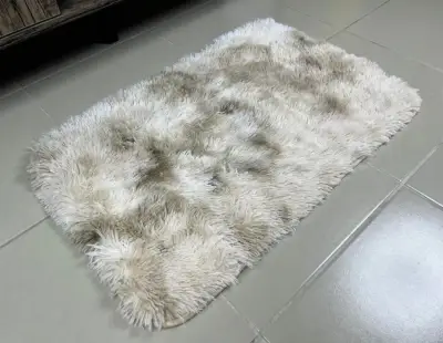 Alfombra peluda de felpa para sala o dormitorio - miniatura 2