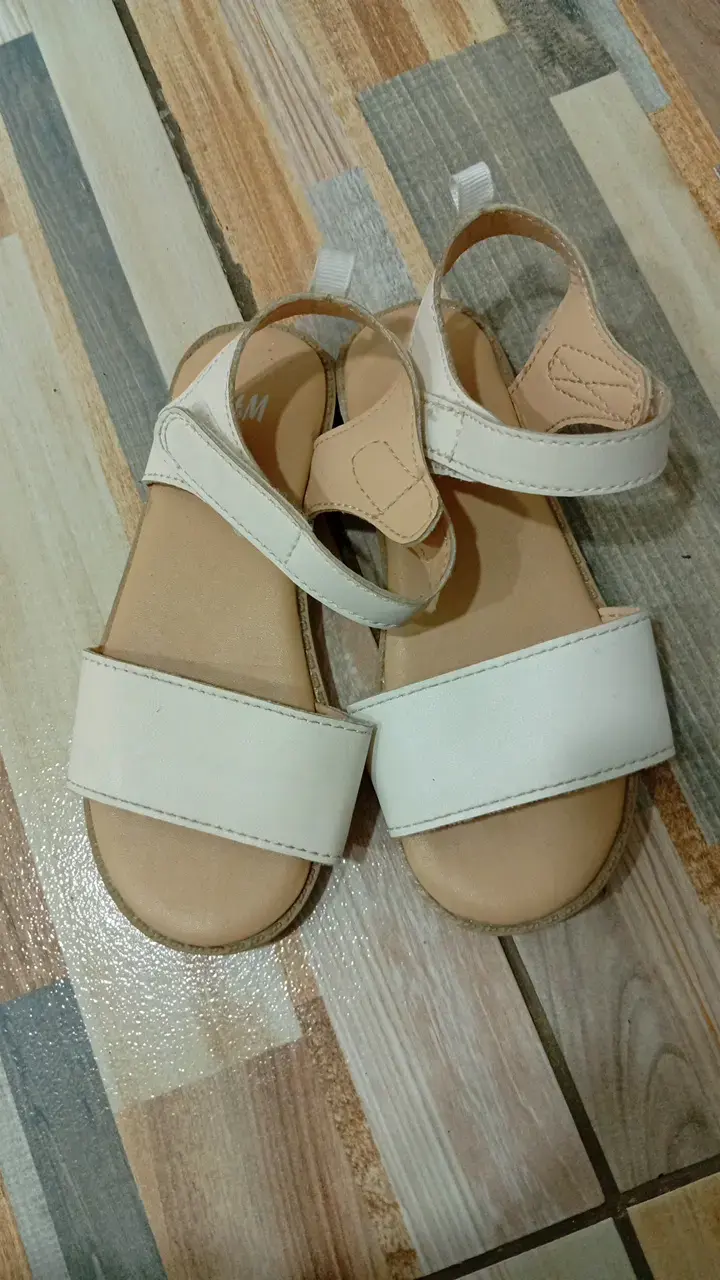 Sandalias blancas para niña con velcro - 1
