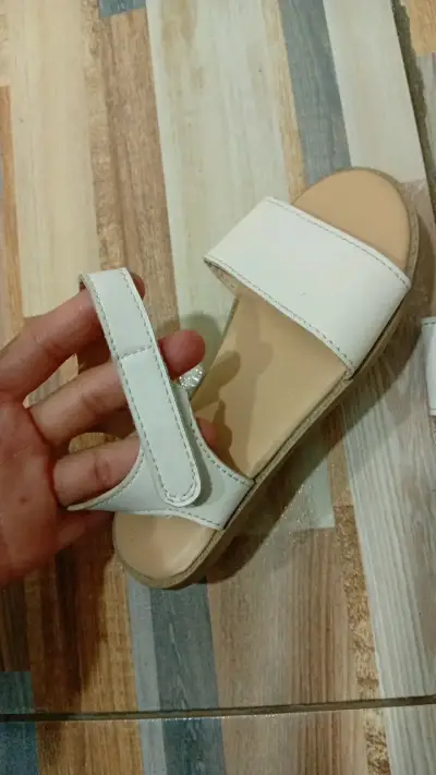 Sandalias blancas para niña con velcro - miniatura 2