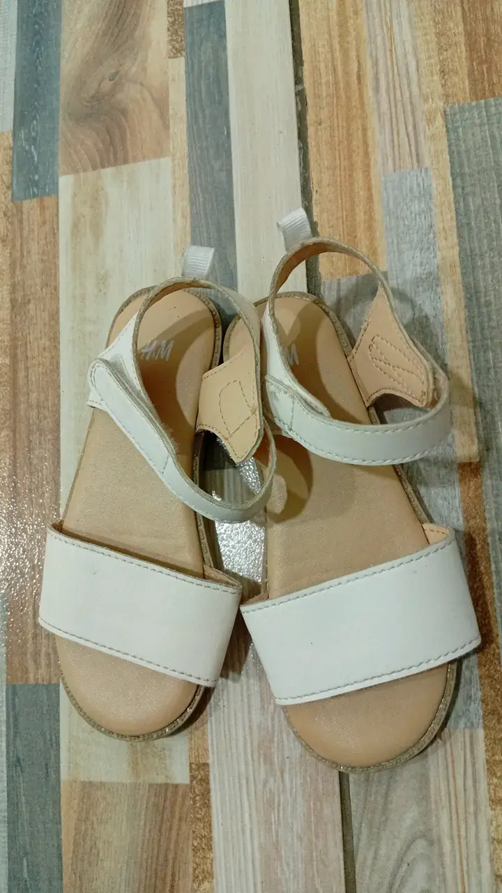 Sandalias blancas para niña con velcro - 4