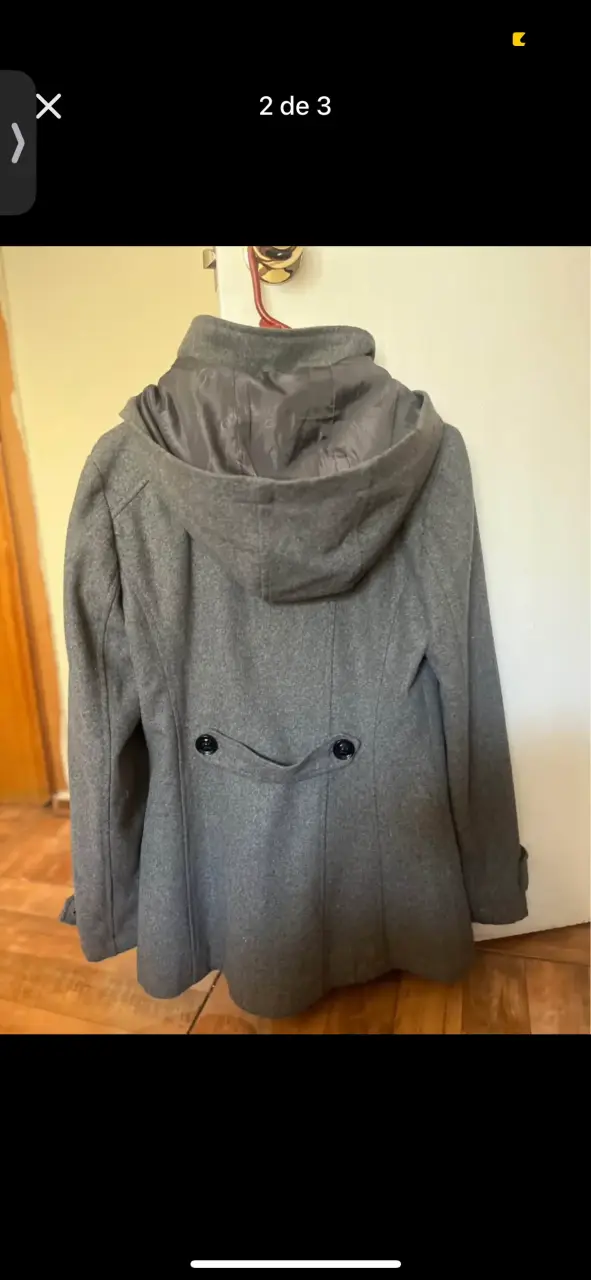 Abrigo gris Guess para mujer con capucha - 3