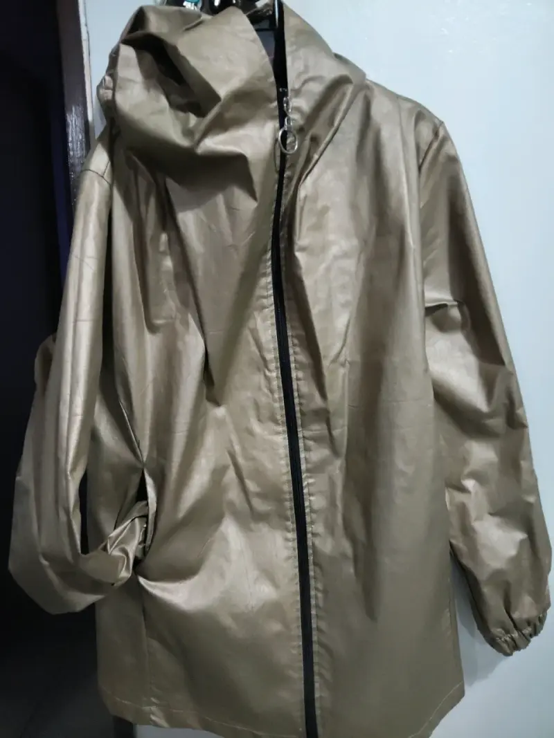 Chaqueta liviana impermeable beige con capucha