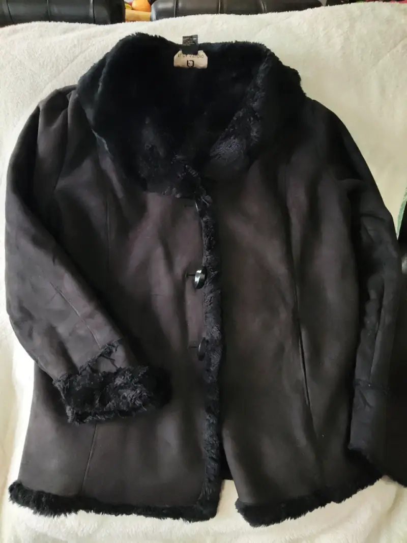 Abrigo de piel sintética negro para mujer