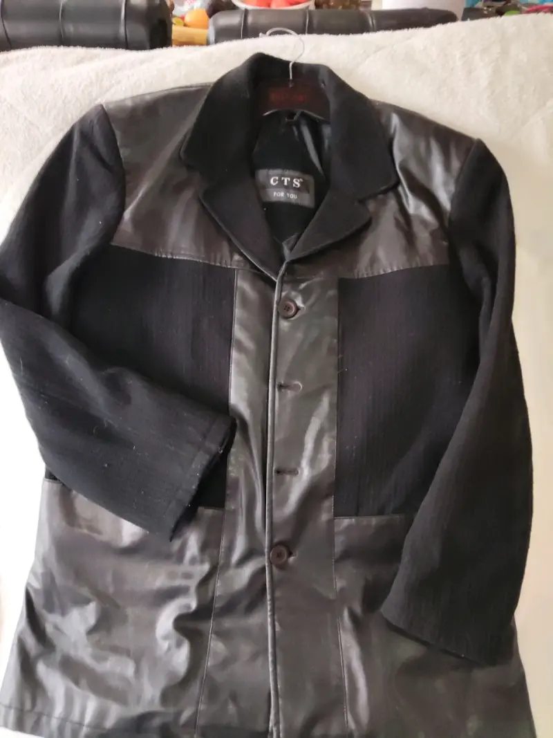 Chaqueta de cuero y tela negra para hombre