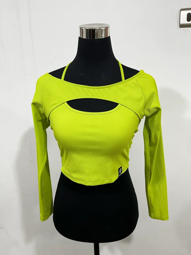 Top verde lima manga larga con diseño moderno - 1