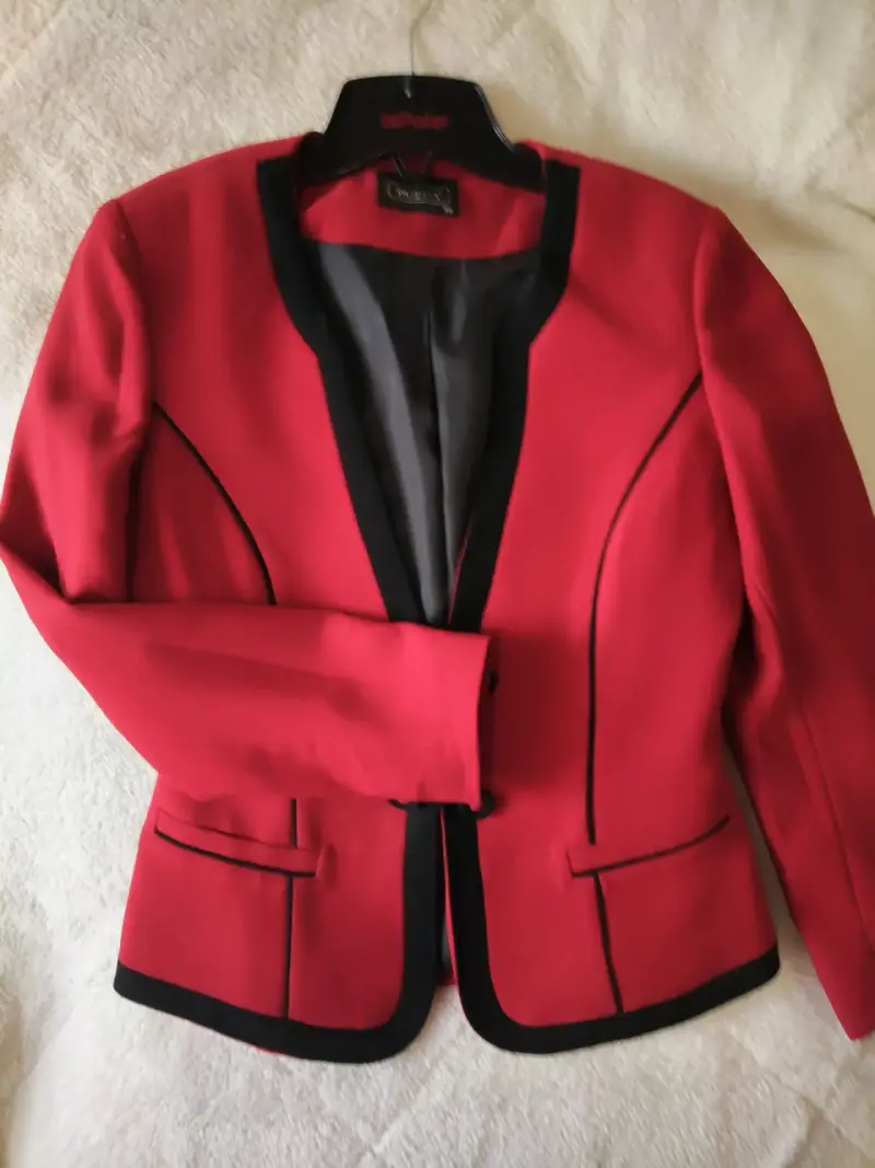 Blazer rojo con detalles negros para mujer