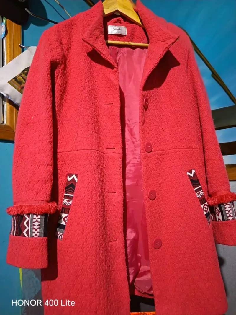 Abrigo rosado con detalles étnicos para mujer - 1