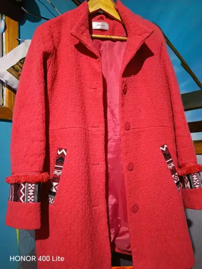 Abrigo rosado  con detalles étnicos para mujer - miniatura 2