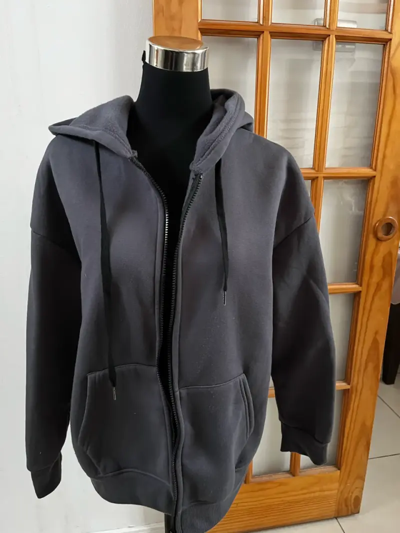 Polerón con capucha gris BTS