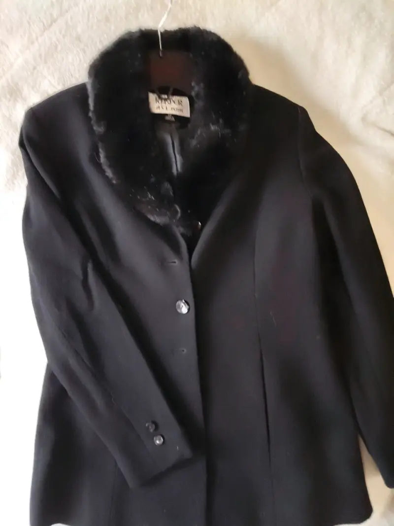 Abrigo negro con cuello de piel sintética