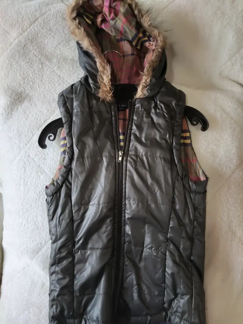 Parka sin mangas con capucha de piel sintética