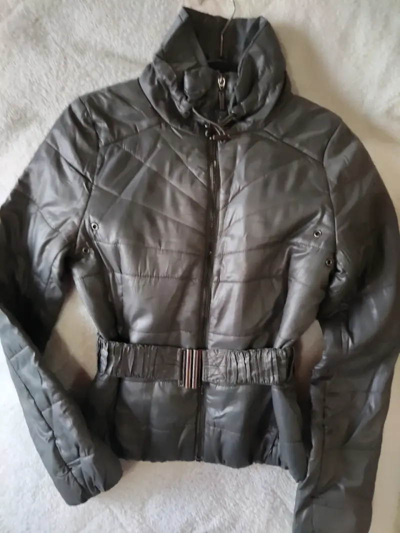 Chaqueta acolchada gris con cinturón