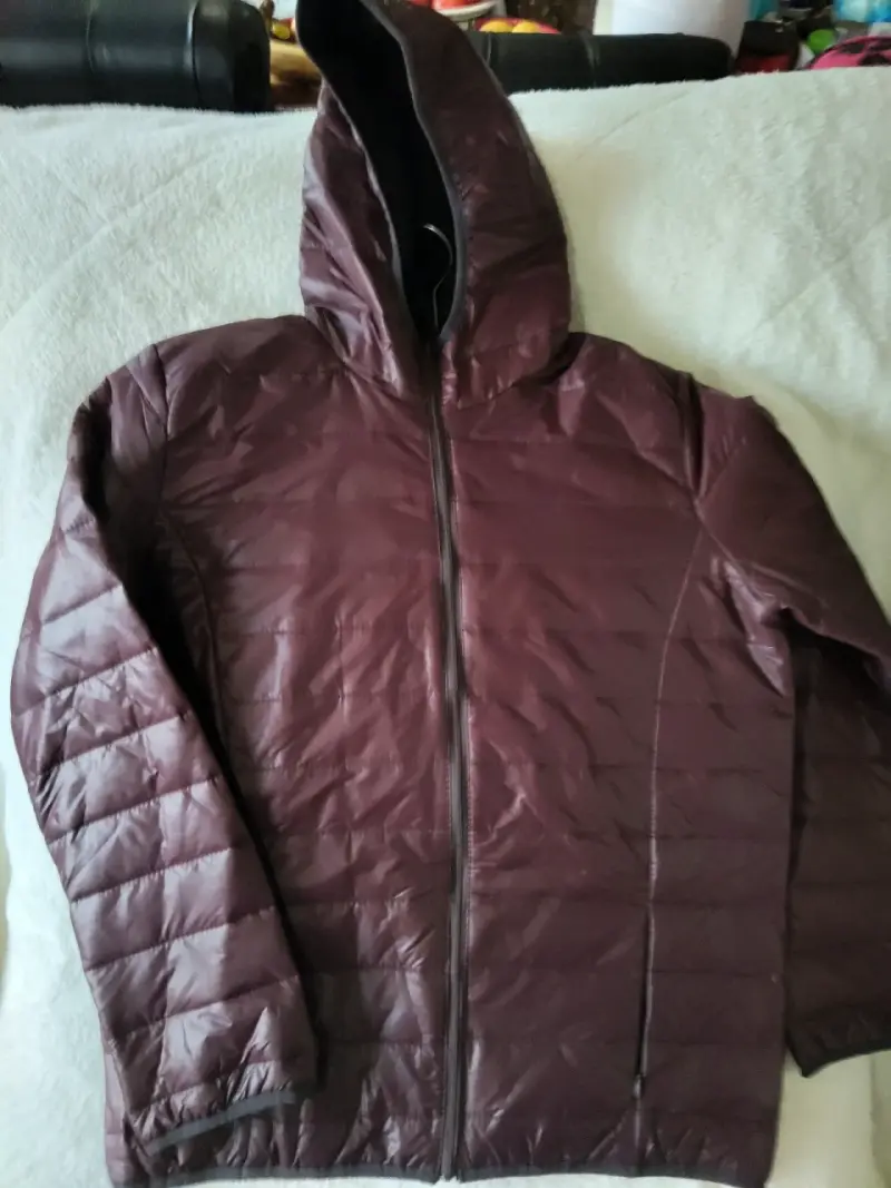 Chaqueta acolchada con capucha color burdeos