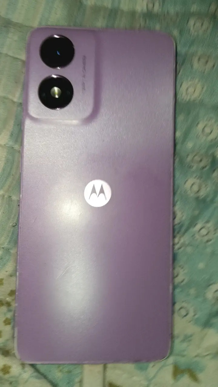 Teléfono Motorola color lila con pantalla dañada - 1