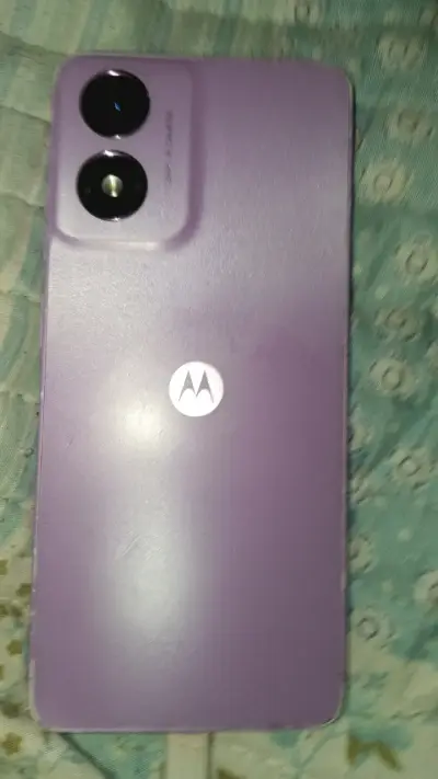 Teléfono Motorola color lila con pantalla dañada - miniatura 1