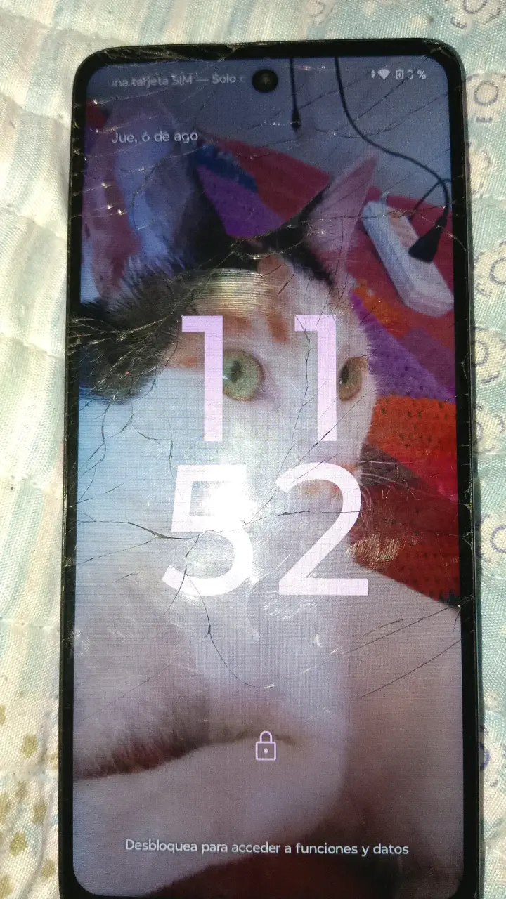 Teléfono Motorola color lila con pantalla dañada - 3