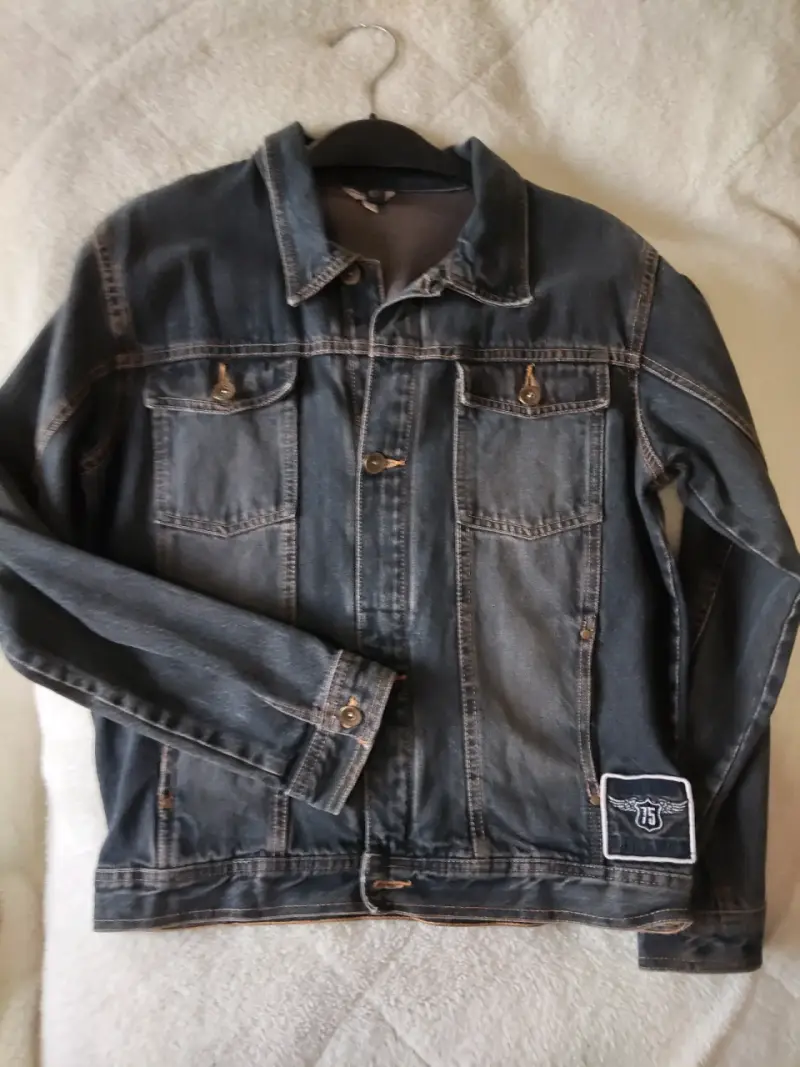 Chaqueta de mezclilla azul con parches