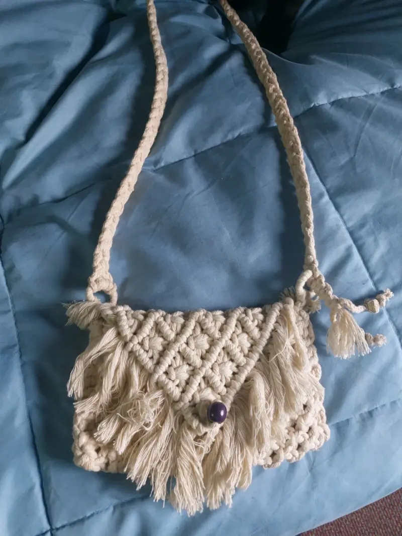 Bolso de macramé artesanal con flecos - 2