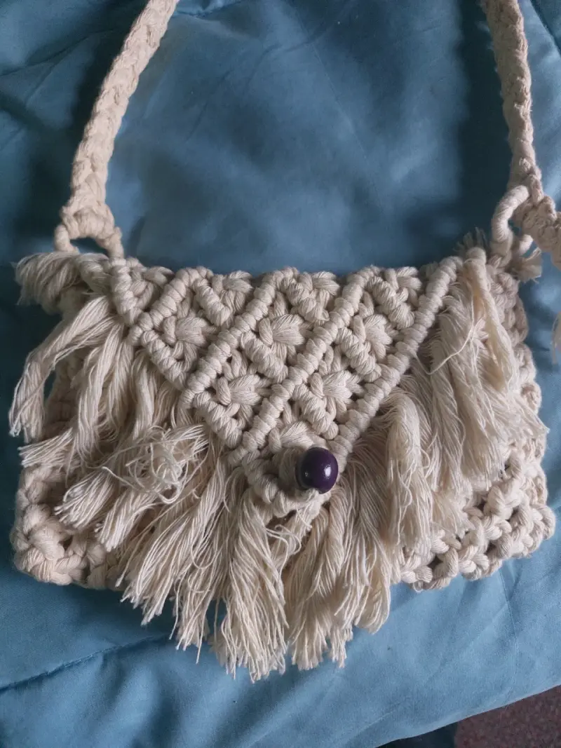 Bolso de macramé artesanal con flecos - 1