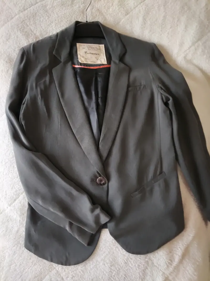 Blazer gris de mujer elegante