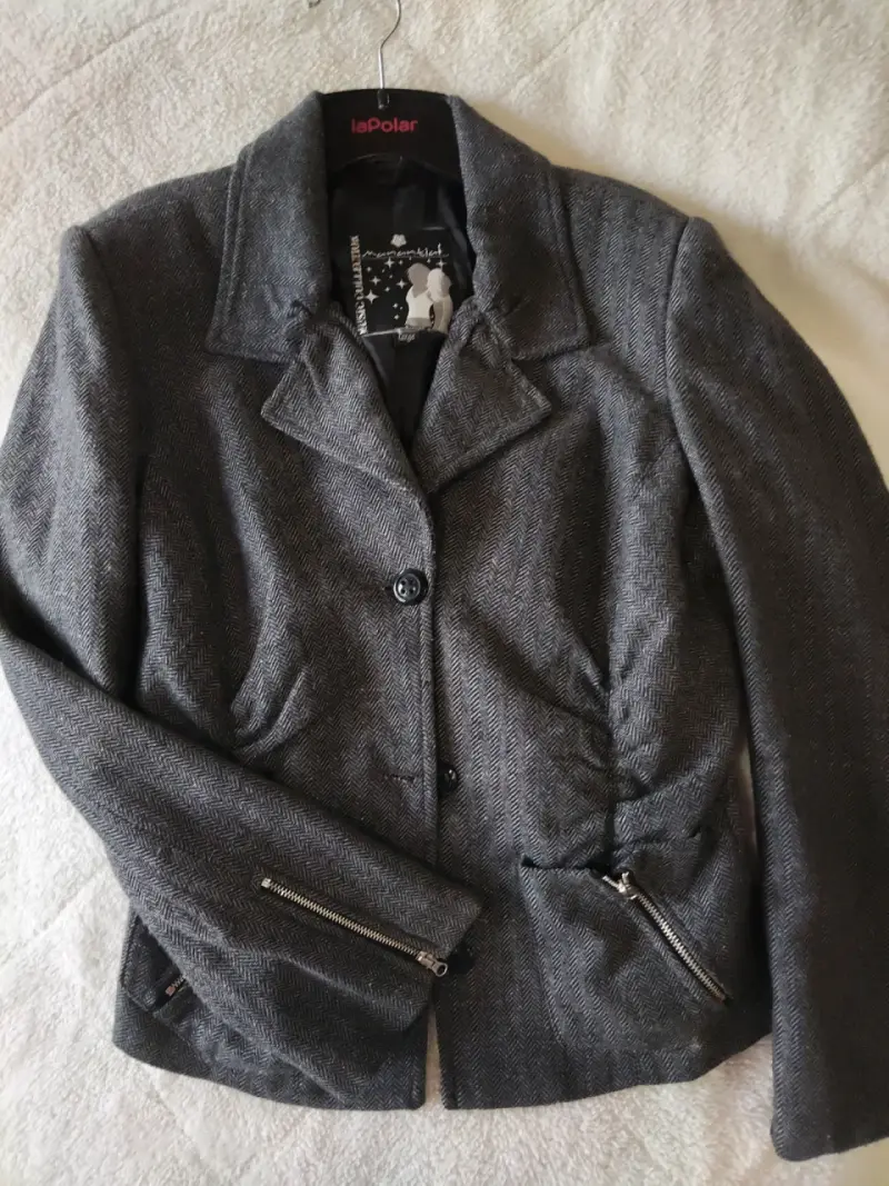 Chaqueta lanillade mujer gris con cierre y botones