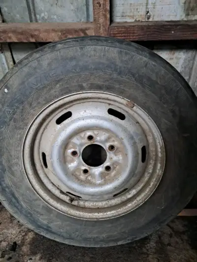 Llanta y neumático usados 225/75R16 - miniatura 1