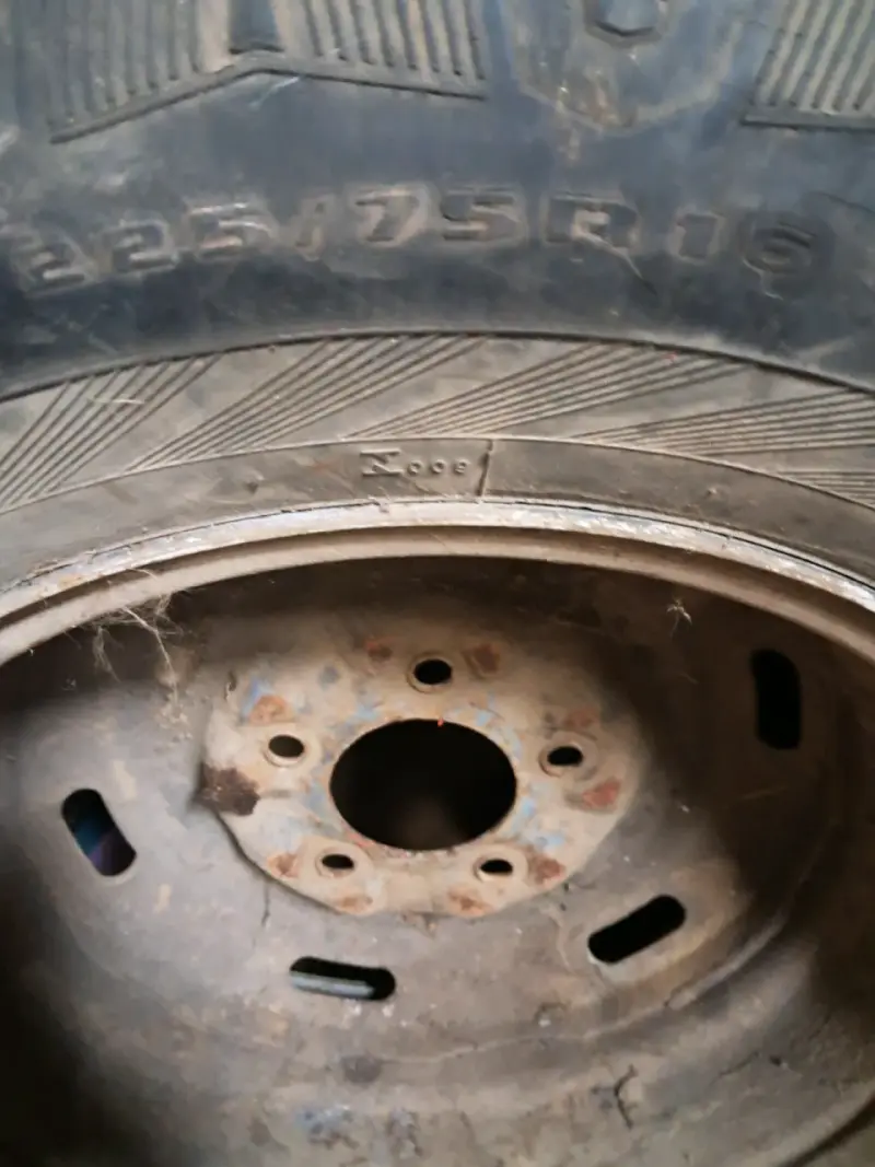 Llanta y neumático usados 225/75R16 - 2