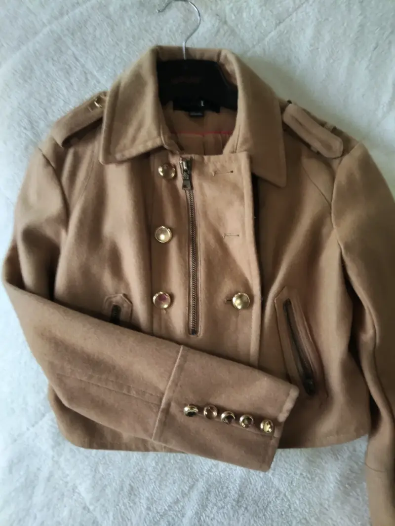 Chaqueta Mujer Beige con Botones Dorados