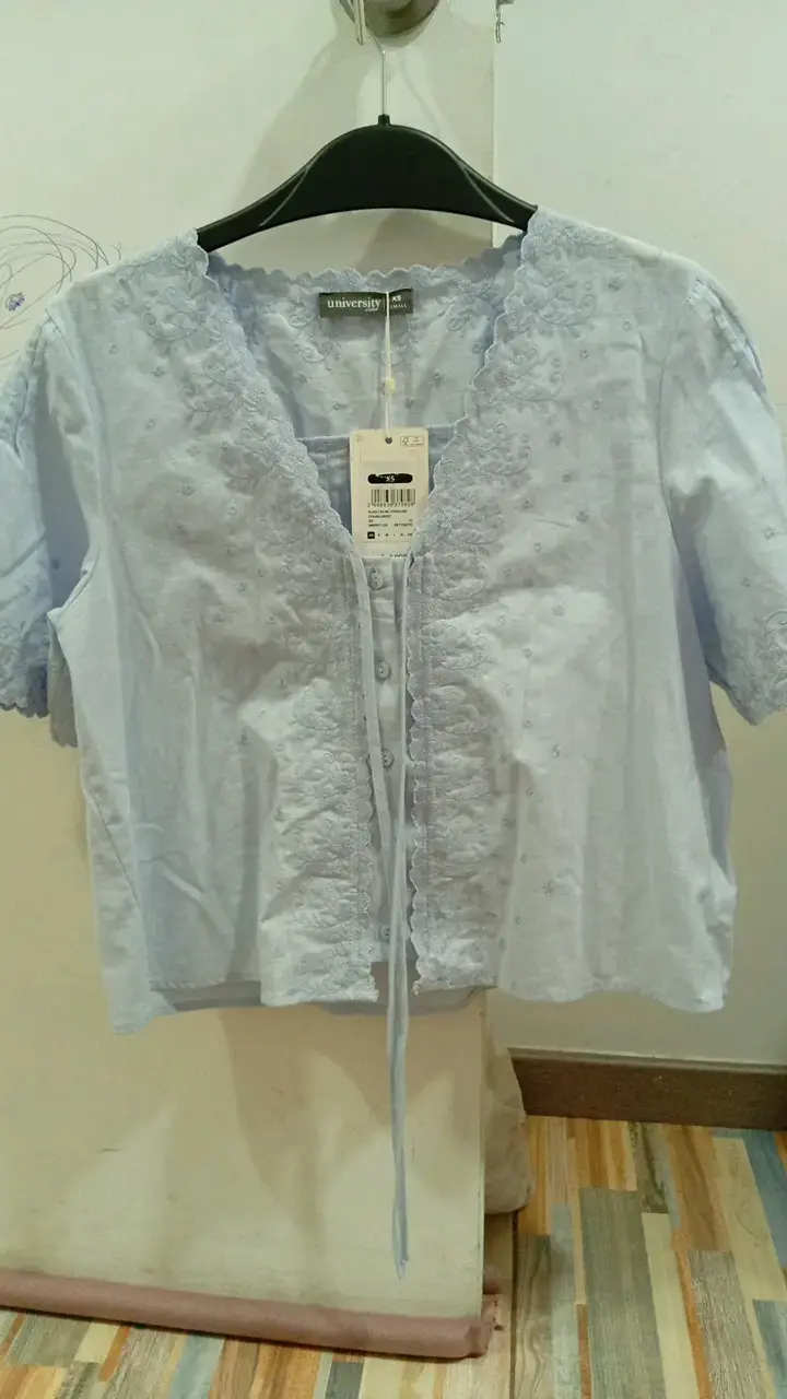 Blusa azul bordada talla XS