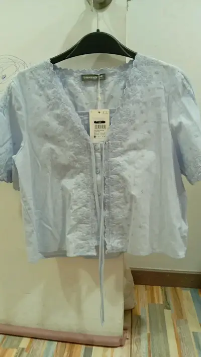 Blusa azul bordada talla XS - miniatura 1