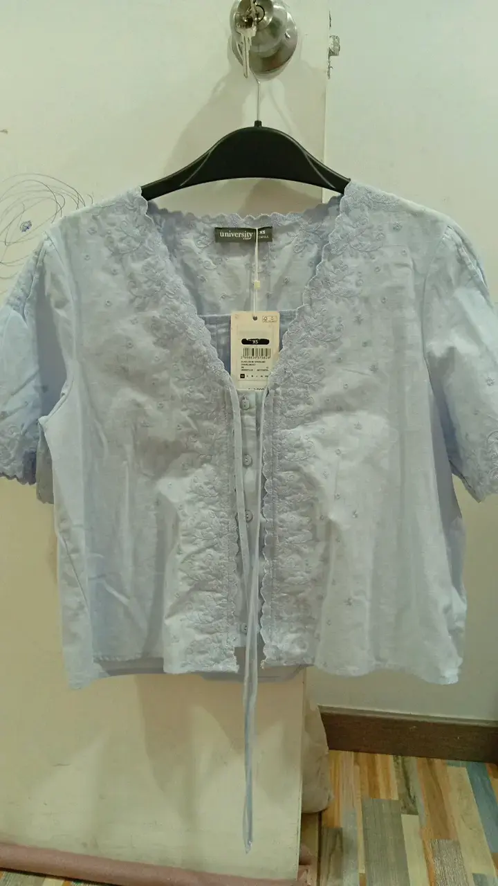Blusa azul bordada talla XS - 2