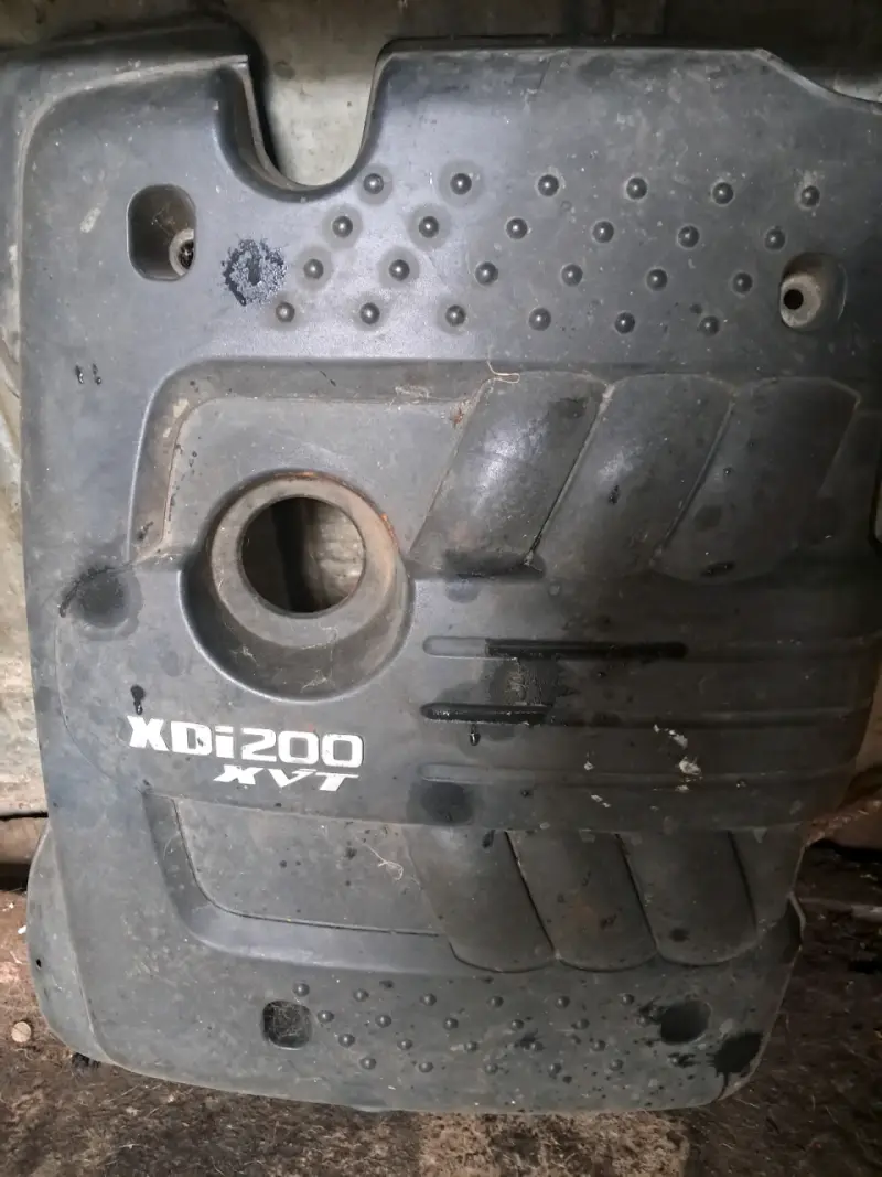 Cubierta de motor camioneta Ssanyong usada