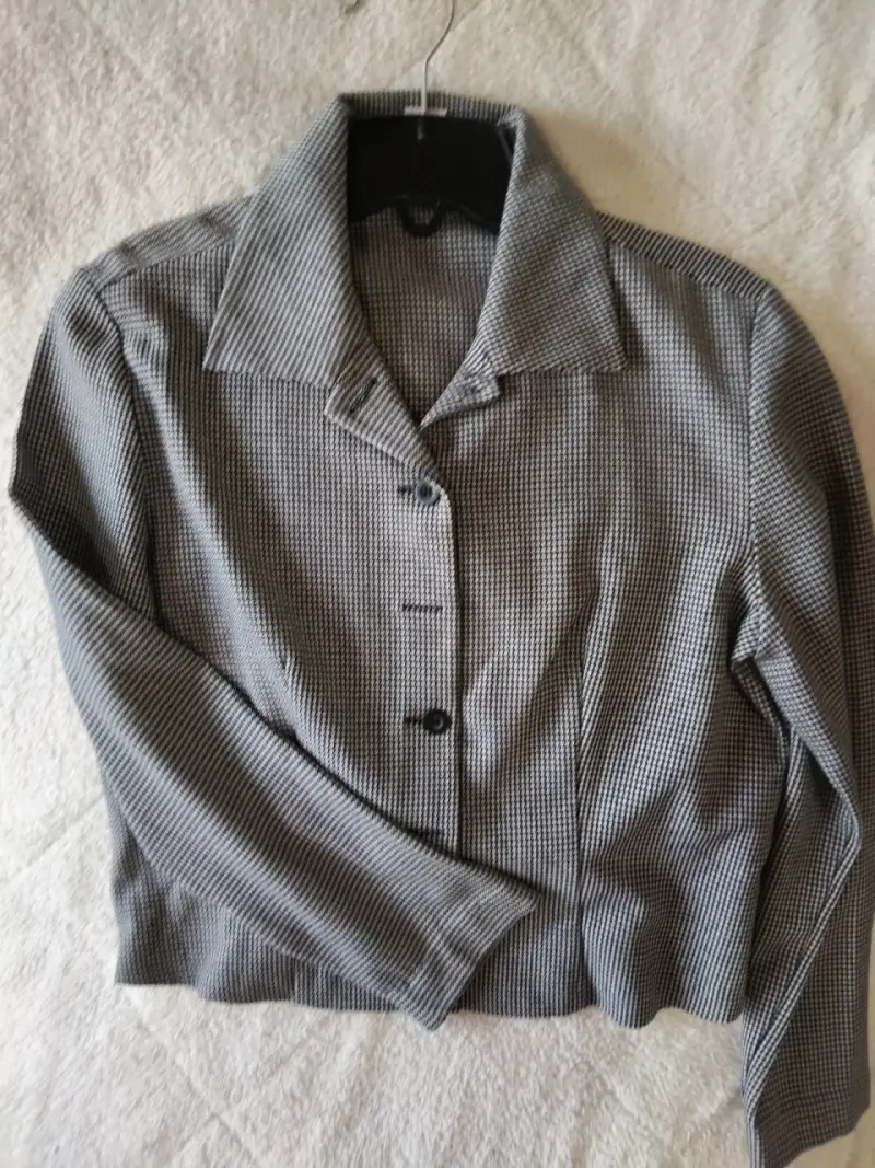 Chaqueta liviana de mujer a cuadros gris