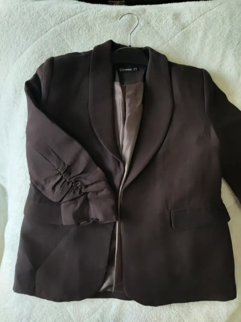 Blazer livia marrón para mujer con diseño elegante