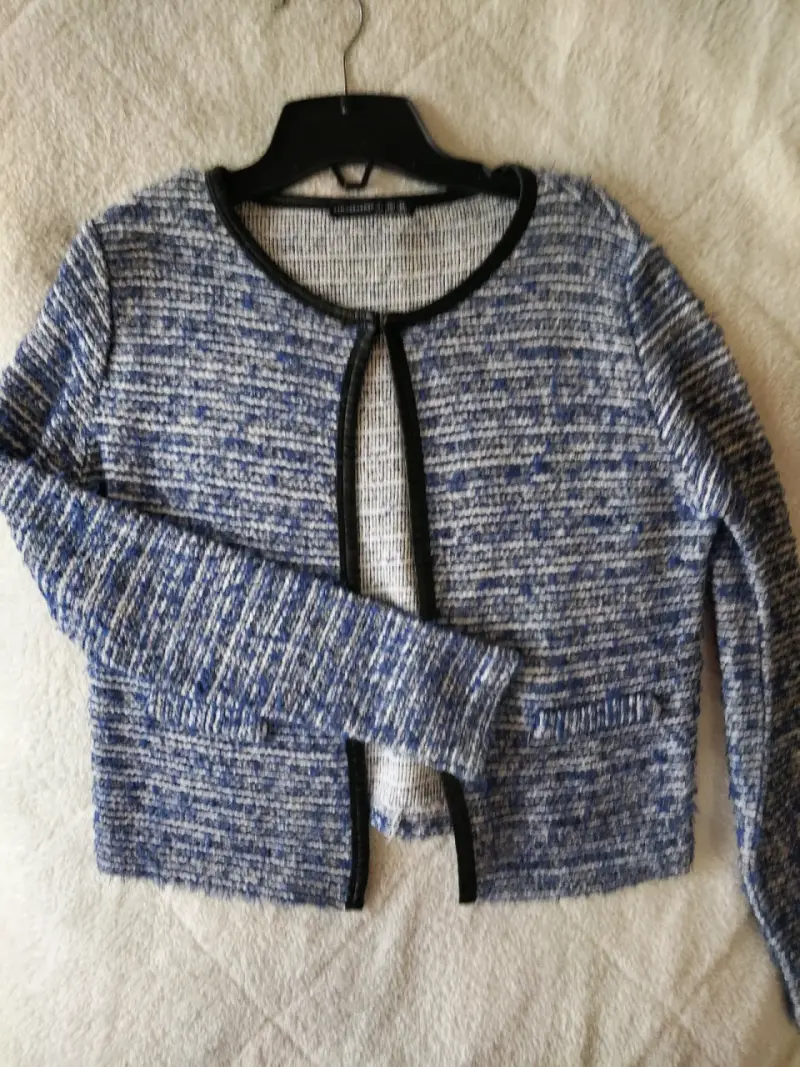 Chaqueta liviana de punto azul y negra para mujer