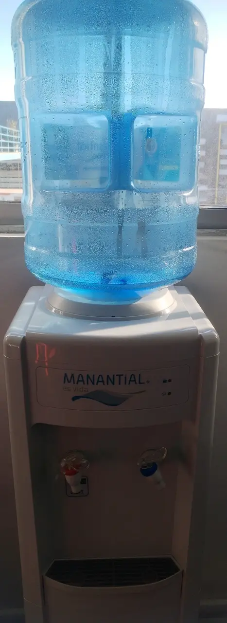Dispensador de Agua Manantial caliente y fria - 2
