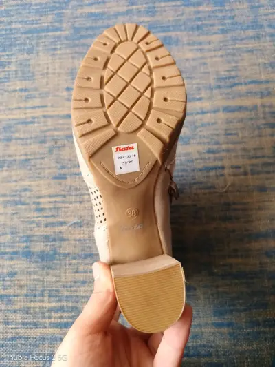 Botines Bata talla 38 beige con tacón alto - miniatura 2