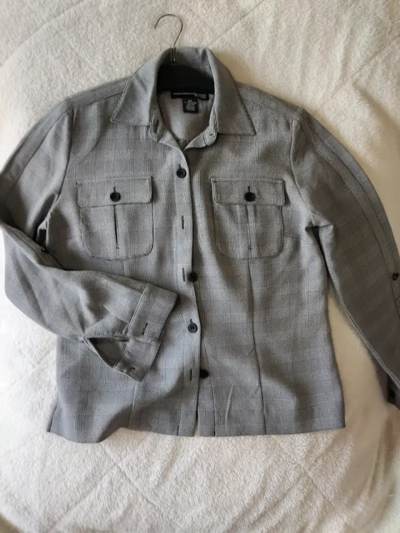 Chaqueta liviana gris de cuadros para mujer