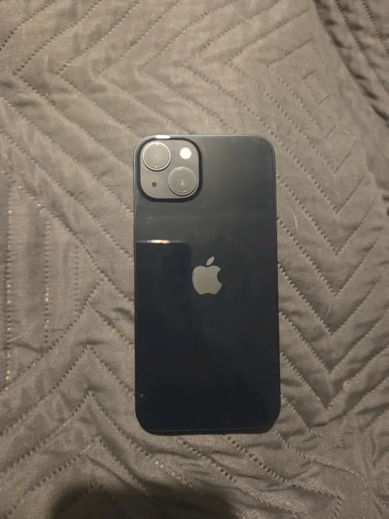 iPhone 13 en buen estado con pantalla impecable - 1