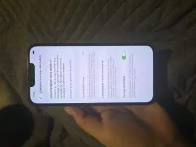 iPhone 13 en buen estado con pantalla impecable - miniatura 2