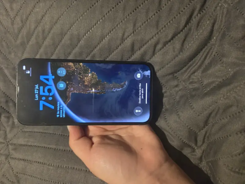 iPhone 13 en buen estado con pantalla impecable - 3